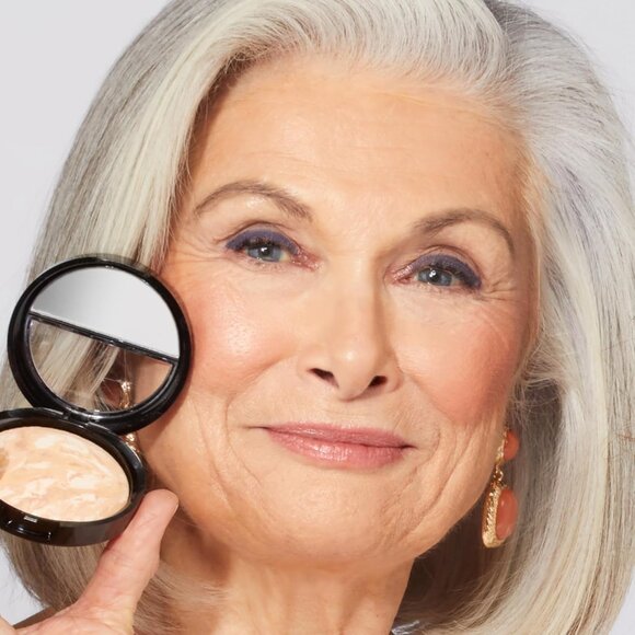 Lightweight Baked Foundation - Satin Finish, Self-Adjusting Powder for All Skin - Picture 8 of 9